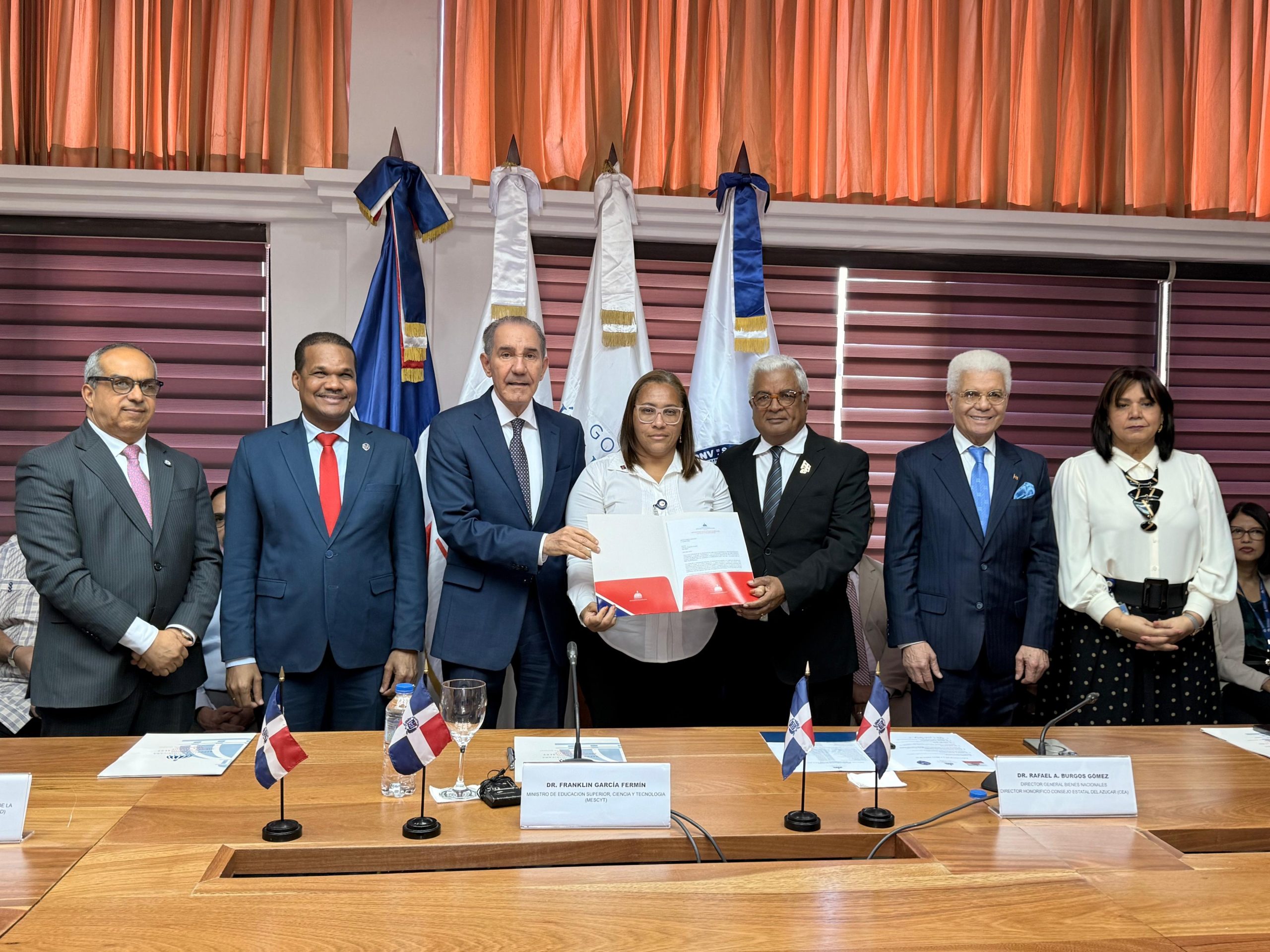 Entregan Becas para Maestrías en Derecho a Colaboradores de Bienes Nacionales