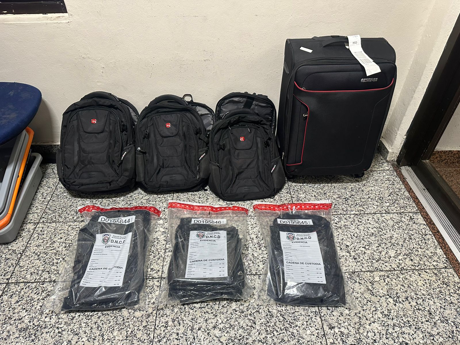 Desmantelan intento de tráfico de drogas en el Aeropuerto Las Américas: incautan 11 láminas de presunta cocaína
