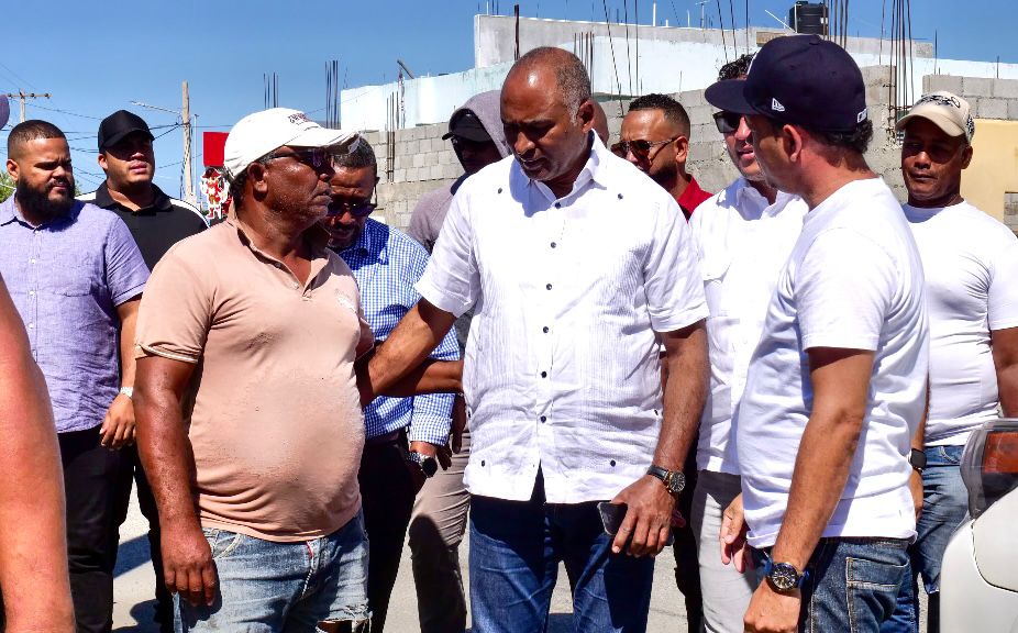 Senador Julito Fulcar da inicio al asfaltado de 15 kilómetros en Salinas