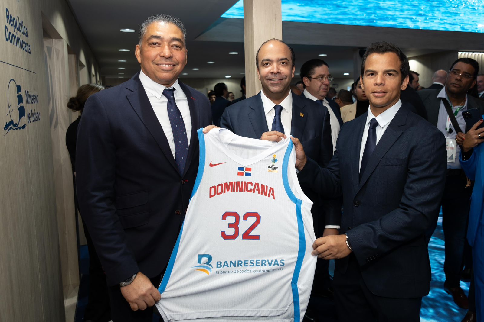 Samuel Pereyra recibe camiseta de la selección de baloncesto en FITUR 2025