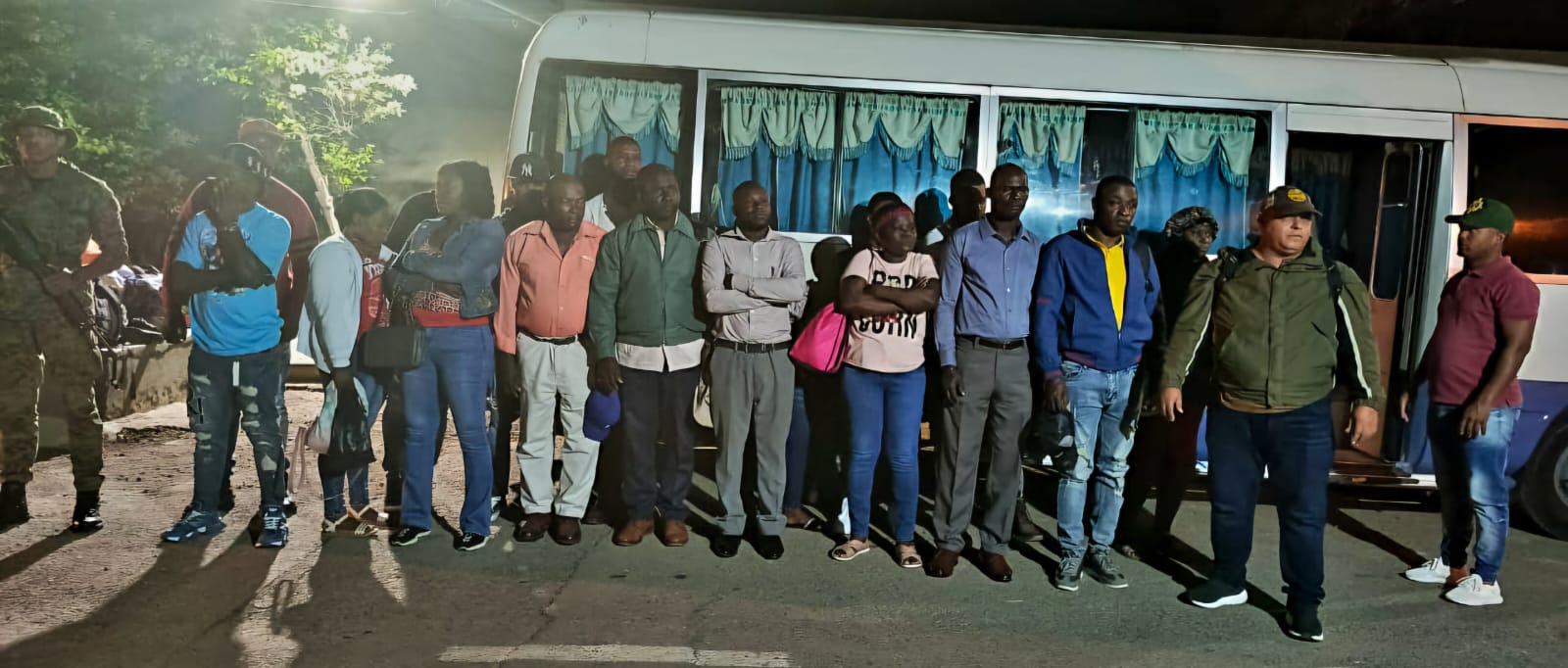 Ejército de RD detiene autobús con 17 haitianos y arresta a otros 17 en operativos migratorios