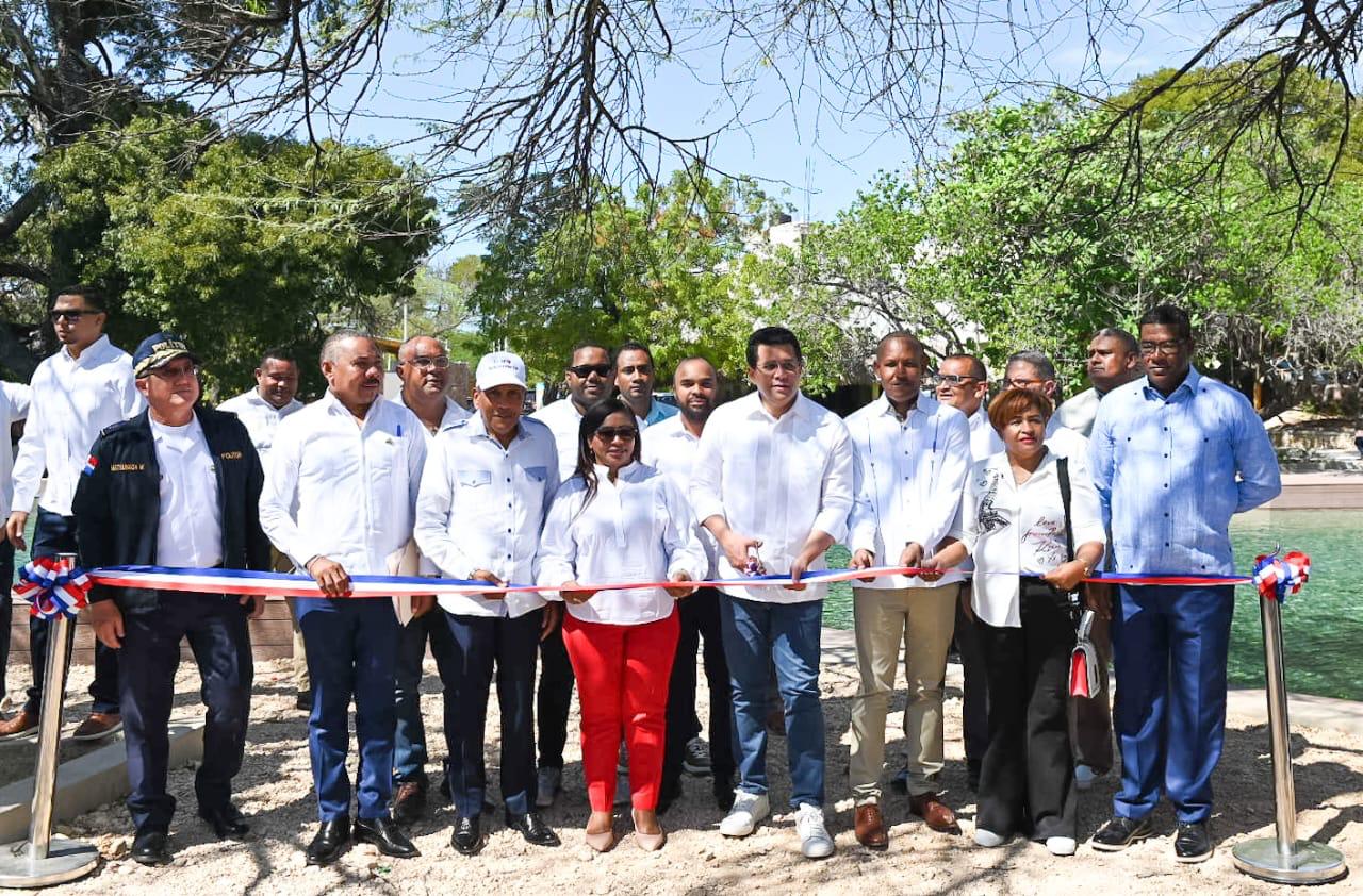 Ministro David Collado entrega renovado balneario en Jimaní