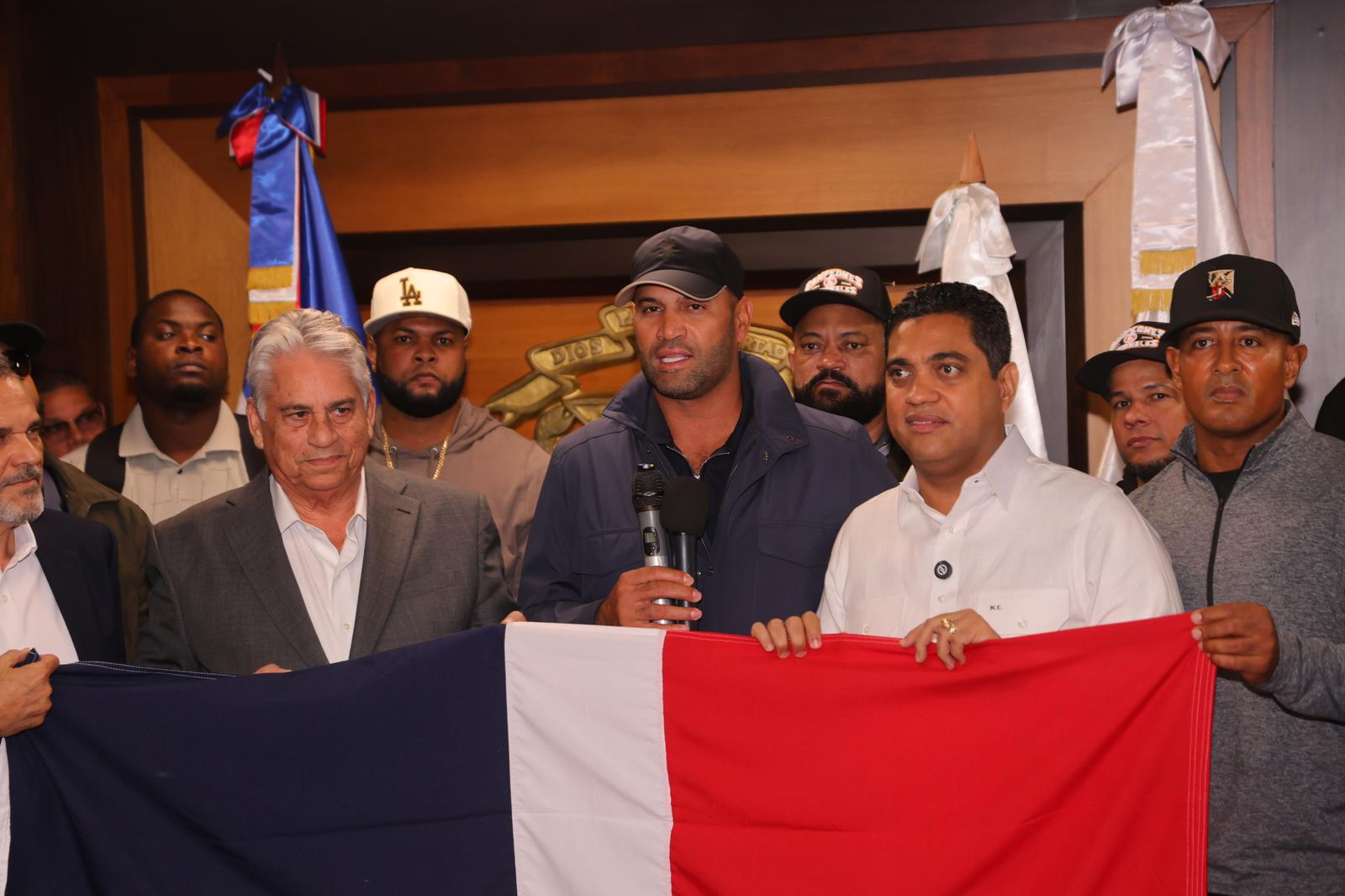Los Leones del Escogido reciben la bandera nacional antes de su viaje a la Serie del Caribe