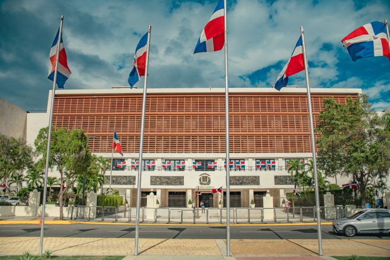 Crece el debate por nuevo “Ministerio del Hombre” mientras se estanca propuesta de Ministerio de la Familia