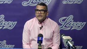 Santo Domingo.- Audo Vicente, gerente general de Tigres del Licey, arremetió contra David Ortiz, a quien llamó mentiroso tras sus declaraciones sobre una supuesta falta de compromiso de Emilio Bonifacio con la Serie Titanes del Caribe. Vicente desmintió al exjugador de MLB y aseguró que los recursos recibidos por el capitán azul fueron una compensación para los jugadores del equipo, no un pago personal. El conflicto se desató luego de que Ortiz, en su participación en Alofoke Radio Show, expresara su molestia con Bonifacio, alegando que este no cumplió con el viaje al evento y que tampoco devolvió el dinero. "Yo no estoy conforme con Emilio... se le hizo una transferencia de 40 mil dólares... mi dinero está en el aire", declaró el miembro del Salón de la Fama. En respuesta, Audo Vicente afirmó que los fondos no pertenecían a Ortiz, sino que estaban destinados a los jugadores de los Tigres del Licey como parte del acuerdo para su participación en el evento. "Emilio recibió una transferencia de 40 mil dólares y luego una suma de 10 mil en efectivo, pero ese dinero fue distribuido entre los jugadores tal como estaba pactado", aseguró el directivo azul. Además, Vicente dejó claro que está dispuesto a poner en juego su carrera para defender la verdad en este caso. El gerente general lamentó que, tras una final tan emocionante, la atención se desvie hacia esta controversia. Durante su entrevista en Mañana Deportiva, Vicente instó a los fanáticos a concentrarse en el título obtenido y envió un mensaje contundente: "Celebren su campeonato".