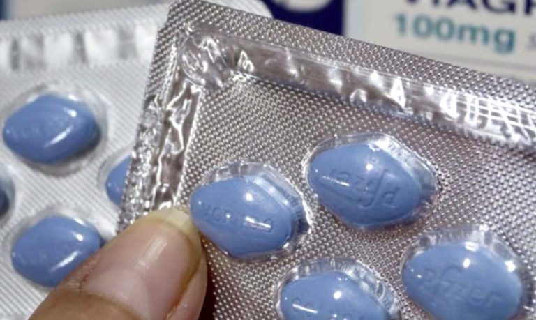 Detienen a mujer en España con maleta llena de 20,000 pastillas para la disfunción eréctil