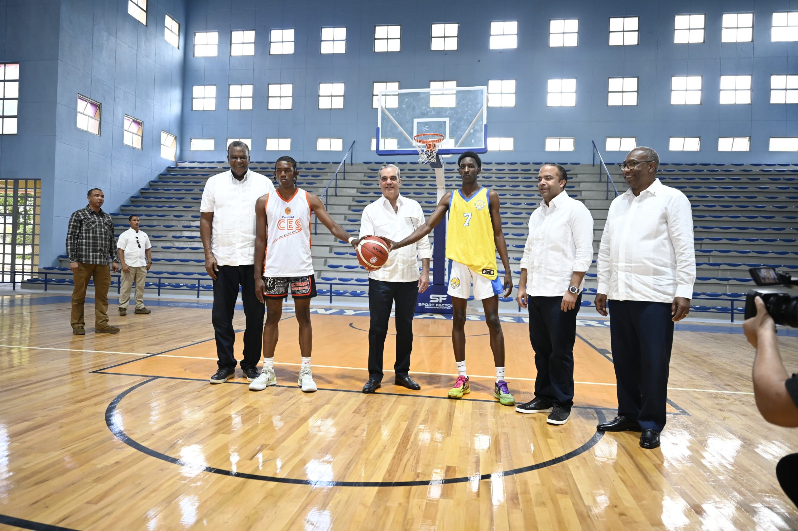 Presidente Abinader inaugura dos infraestructuras deportivas con el respaldo de Banreservas