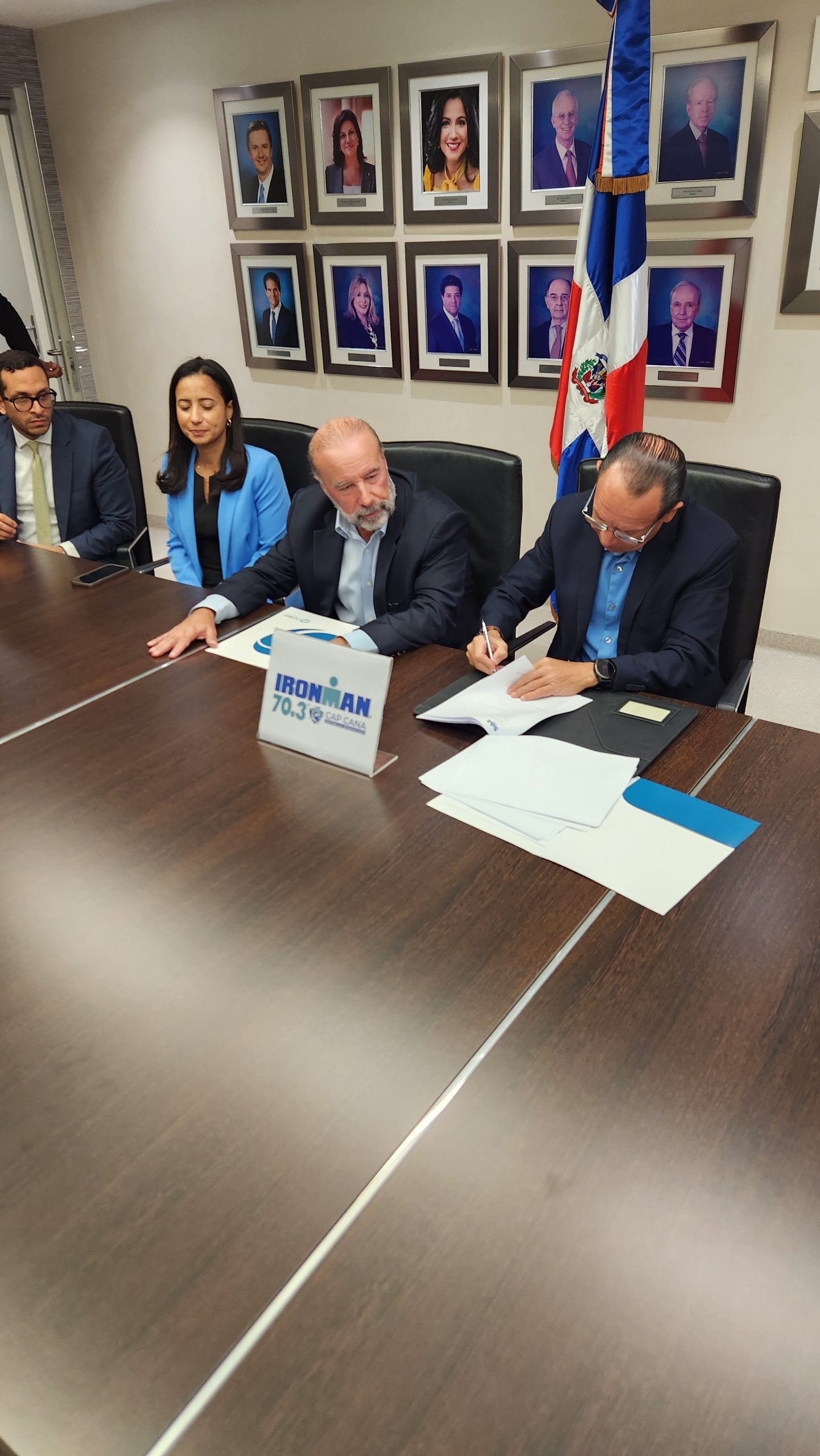 CEDIMAT y IRONMAN 70.3 Cap Cana firman alianza para garantizar atención médica de primer nivel en la edición 2025