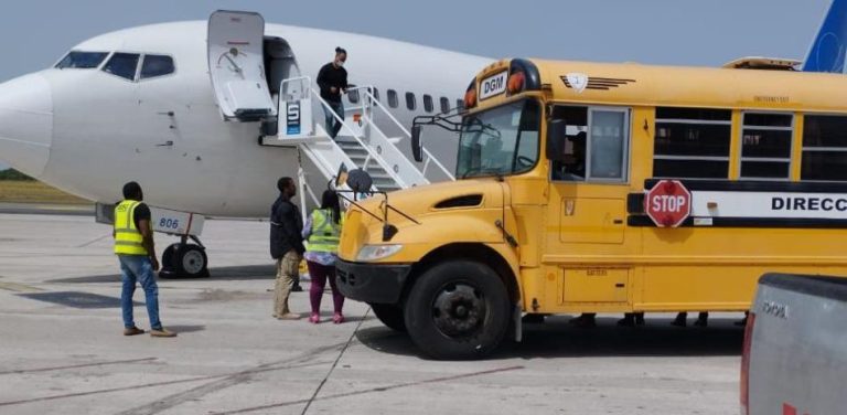 EE.UU. repatria a 109 dominicanos acusados de violar leyes migratorias