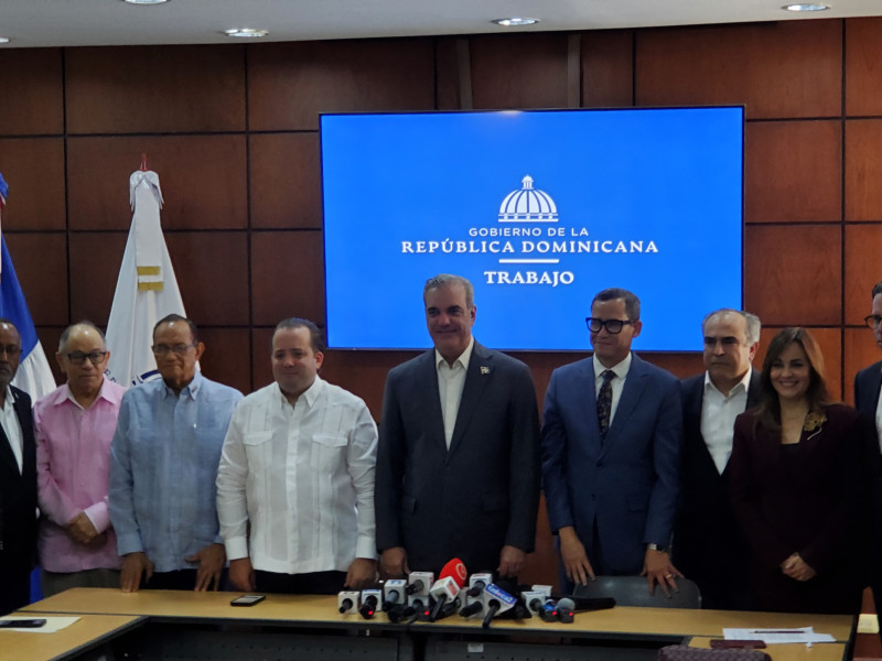 Gobierno anuncia aumento del 20 % al salario mínimo del sector privado