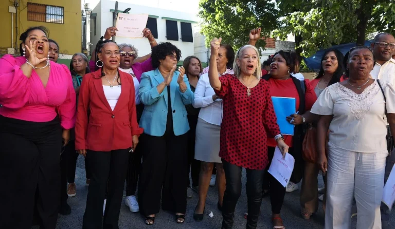 Trabajadores administrativos de hospitales exigen aumento salarial y acceso gratuito al transporte público