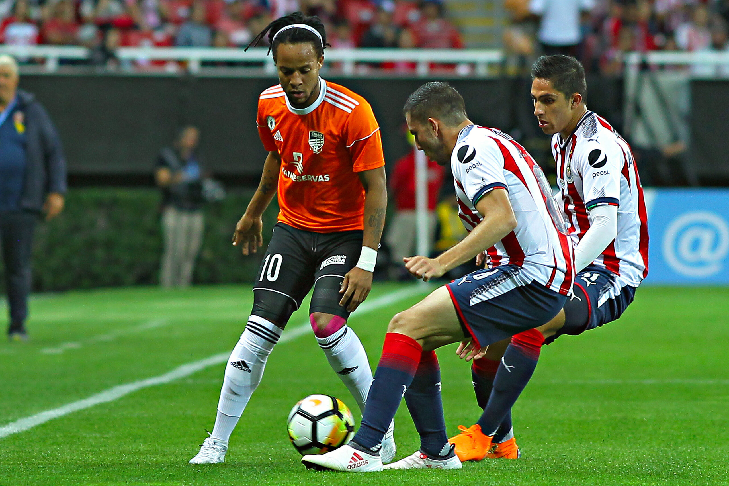 Chivas rescata el empate en el último suspiro ante un histórico Cibao FC