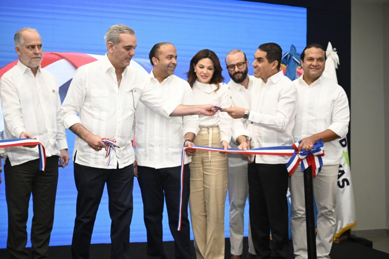 Presidente Abinader inaugura moderna sede de CoopReservas