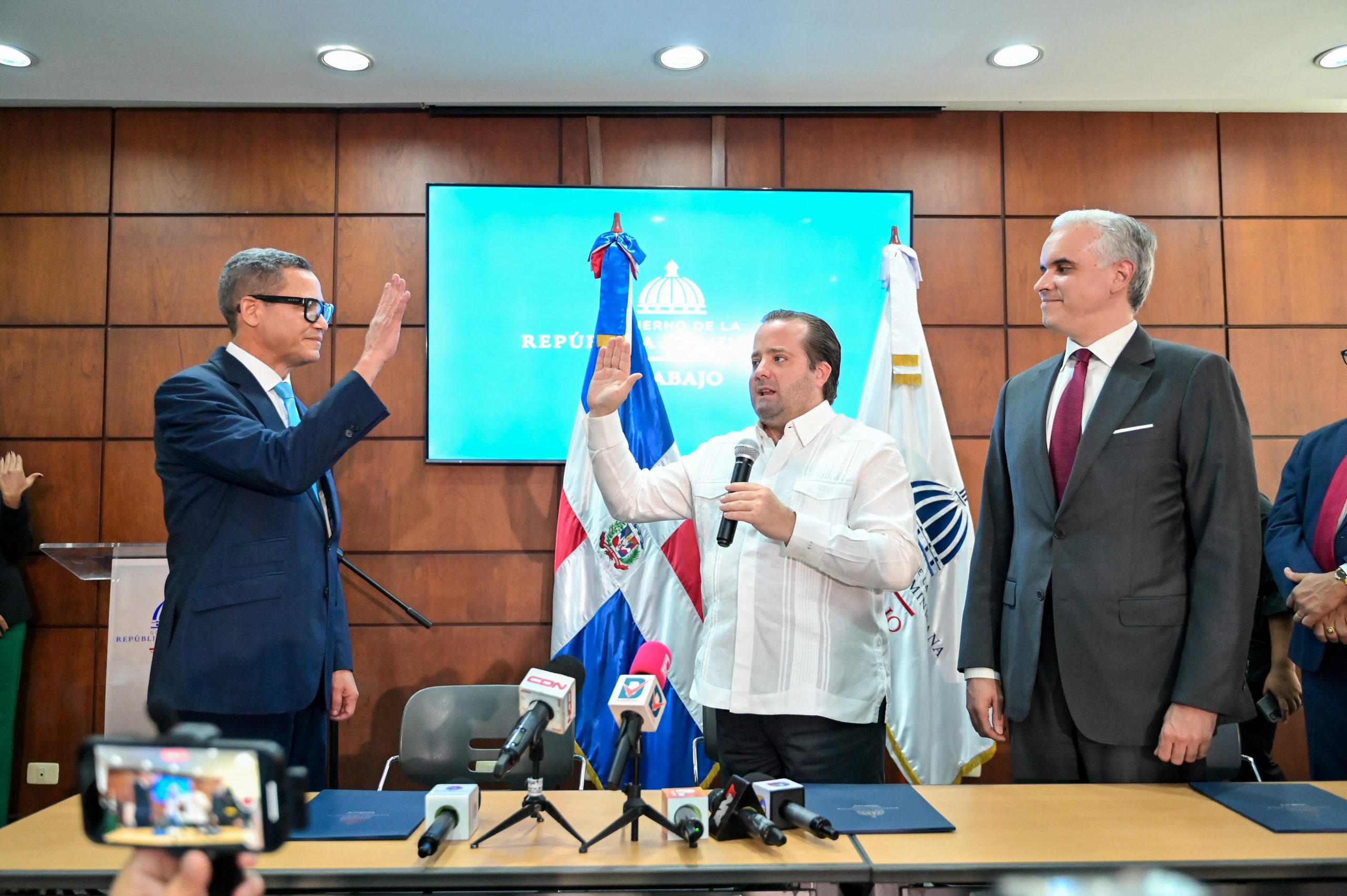 Eddy Olivares asume como nuevo ministro de Trabajo y promete continuar reformas clave