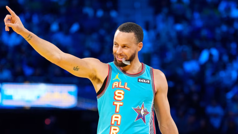Stephen Curry brilla en casa y se lleva el MVP del Juego de Estrellas