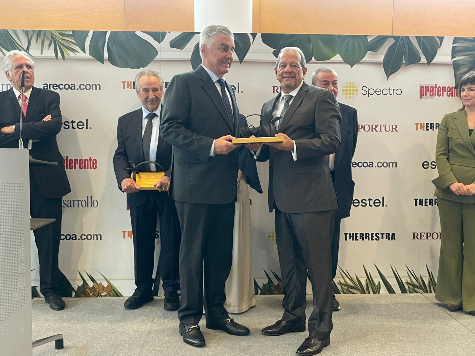 Ernesto Veloz recibe prestigioso reconocimiento en FITUR 2025 por su contribución al turismo
