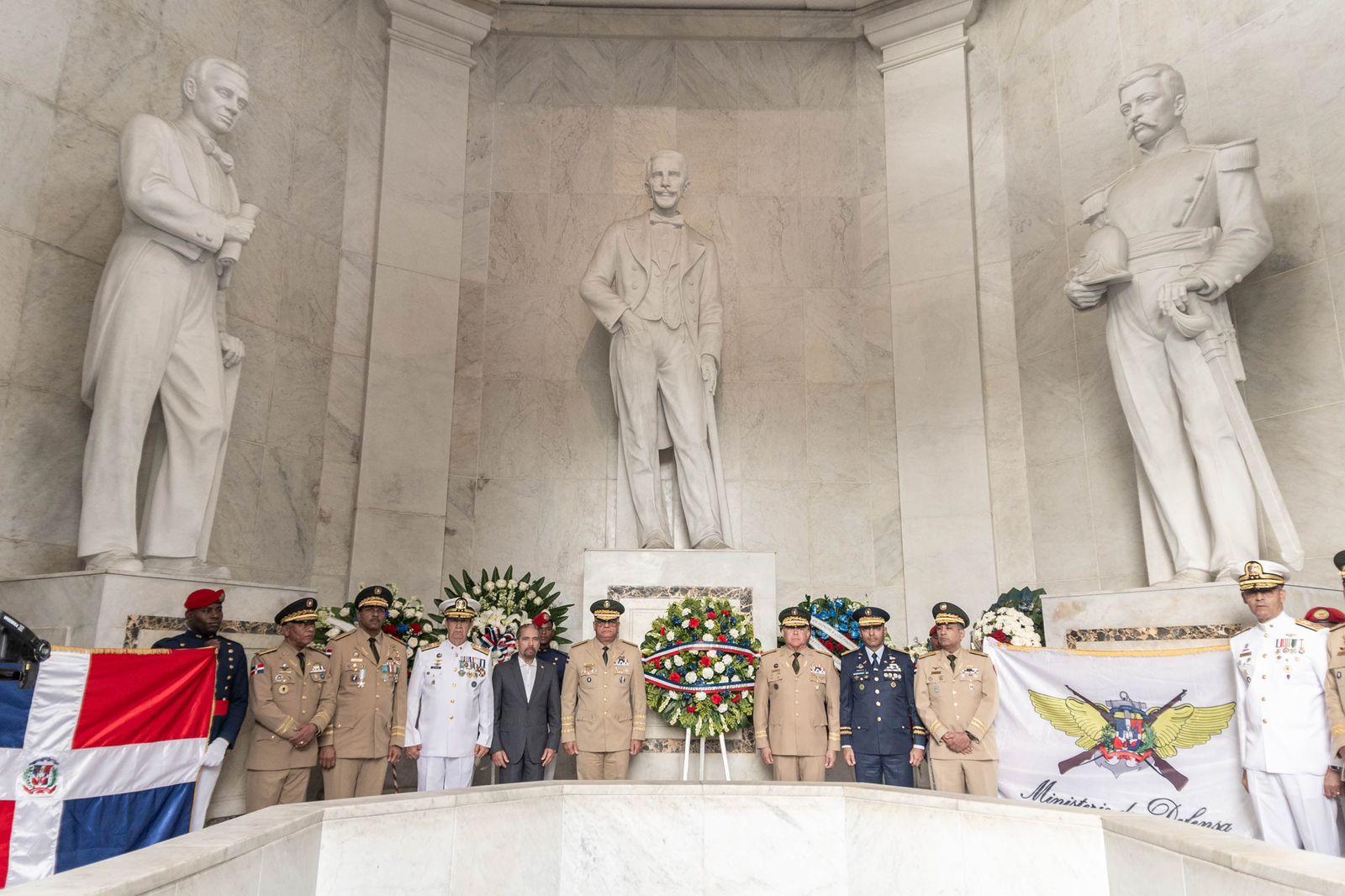 Militares rinden tributo a los Padres de la Patria en solemne ceremonia