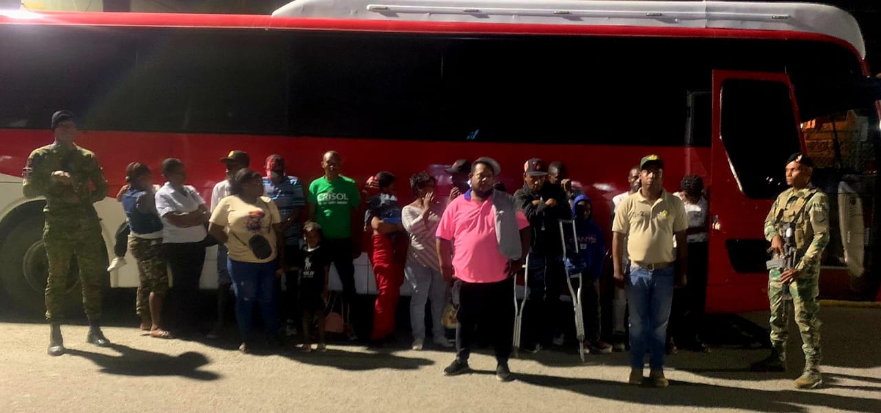 Ejército refuerza operativos y detiene a 71 migrantes irregulares en Montecristi y San Juan