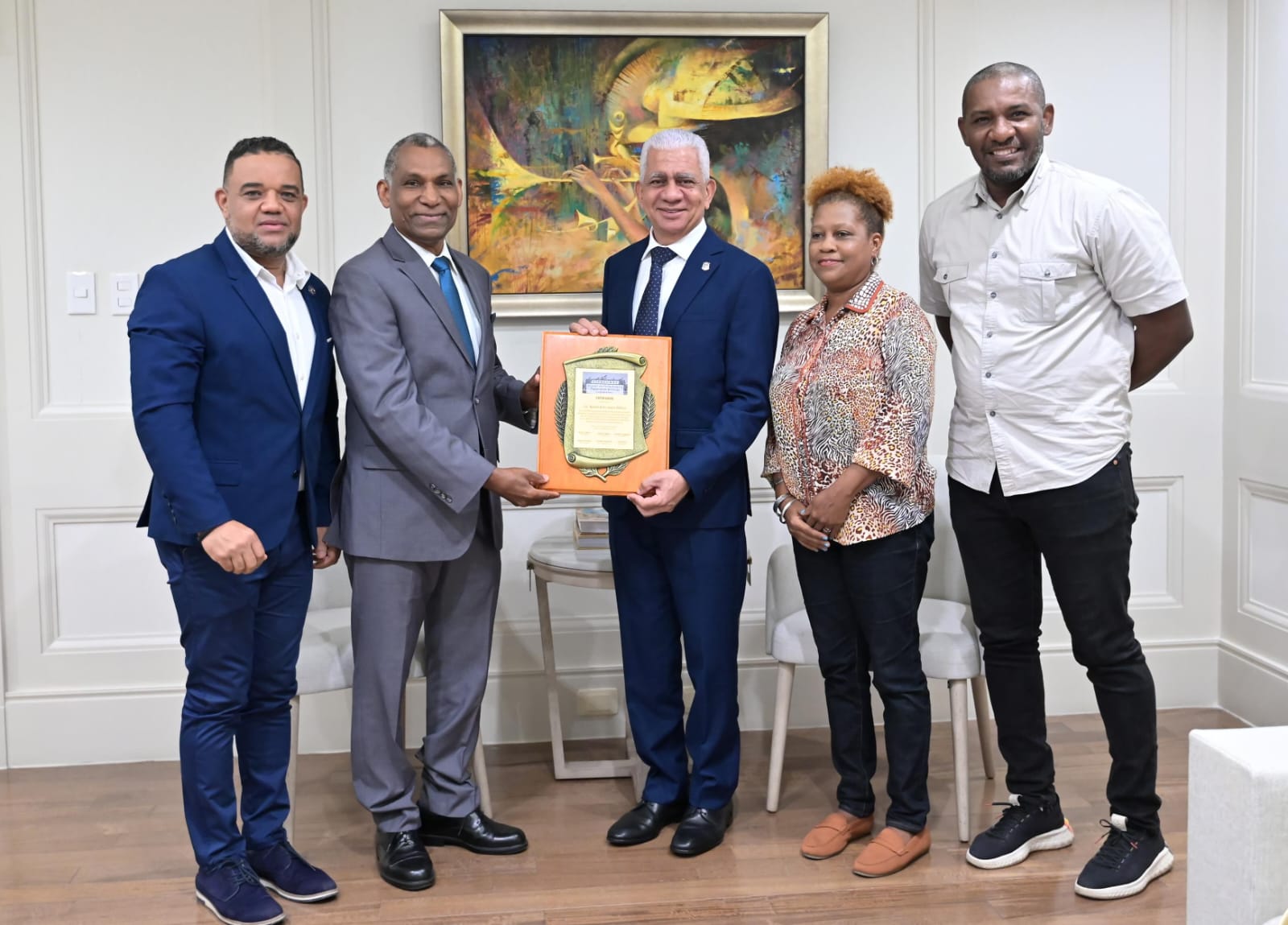 Ricardo de los Santos recibe reconocimiento por su apertura a la prensa y contribución al desarrollo del país