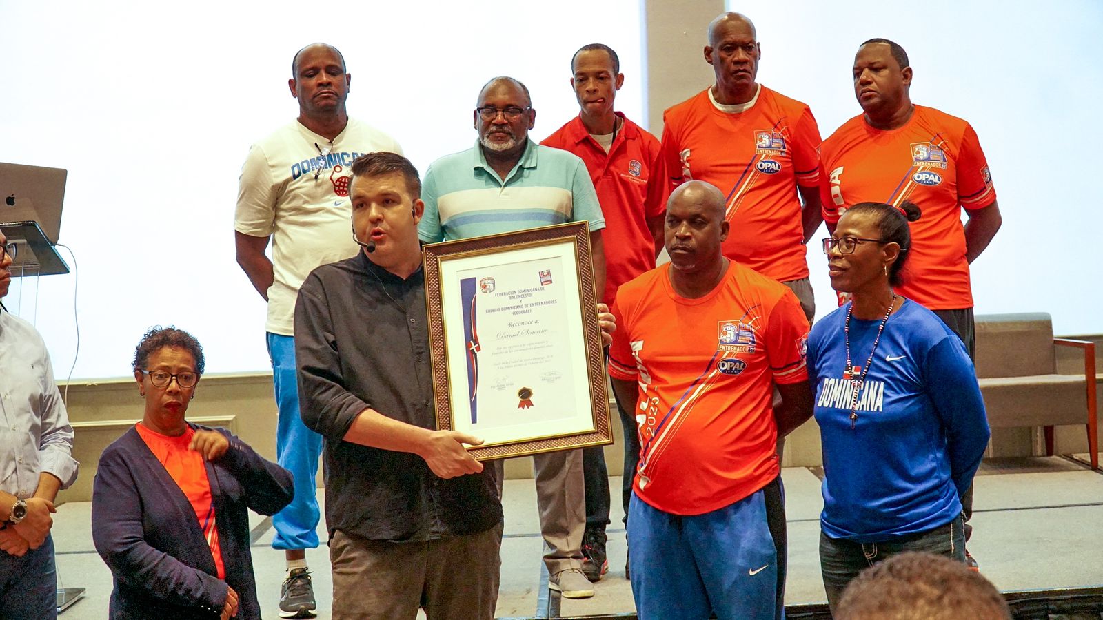 CODEBAL reconoce al técnico Daniel Seoane por su trayectoria internacional en el baloncesto