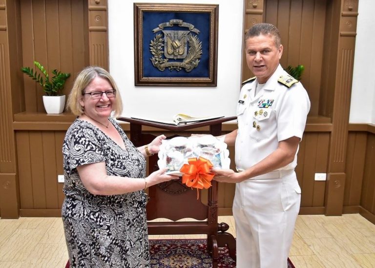 Armada Dominicana Recibe Visita Oficial de la Embajadora del Reino Unido