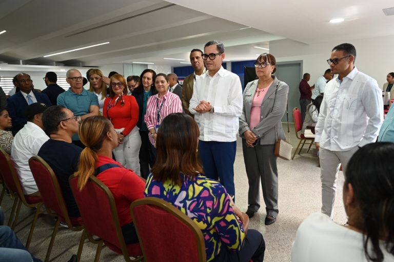 Ministerio de Trabajo Refuerza su Rol en la Reducción del Desempleo con Feria de Empleo en Santiago