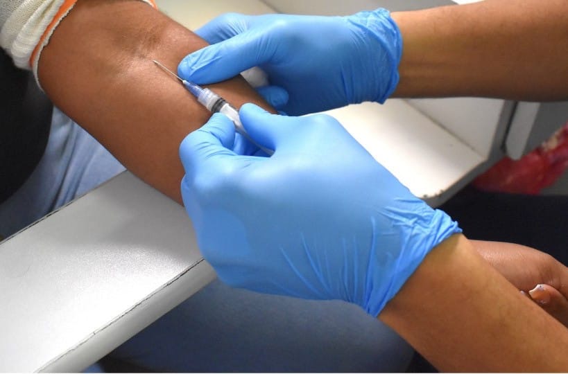 Suspensión de fondos de USAID pone en riesgo programas para personas con VIH en República Dominicana