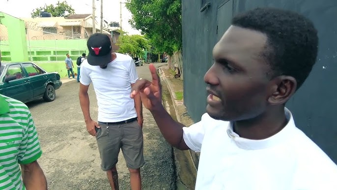 El cine de corte cristiano recibe una nueva y poderosa propuesta con el estreno de "TRES BANDOLEROS Y EL ÁNGEL", una película escrita y dirigida por Humberto Pérez Domínguez. Esta producción tiene como objetivo llevar un mensaje transformador a la juventud y fomentar la unidad familiar a través de una historia conmovedora y llena de valores. La cinta será proyectada en todas las iglesias y congregaciones del país, permitiendo que el mensaje de fe llegue a comunidades de diferentes regiones. La historia se desarrolla en un barrio golpeado por la delincuencia, donde los jóvenes son atrapados en una espiral de actividades ilícitas. En medio de este panorama, surge la figura del Padre Santiago, quien lucha incansablemente por rescatar a los niños y ofrecerles un camino de esperanza basado en la fe. Uno de los grandes antagonistas de la historia es "Pelo Fino", un hombre que encarna la corrupción y la explotación, utilizando a los jóvenes para sus oscuros propósitos. El enfrentamiento entre el bien y el mal se convierte en el eje central de la narrativa, mostrando el contraste entre dos mundos opuestos y cómo el amor y la fe pueden iluminar hasta los rincones más oscuros. La película no solo ofrece una historia emocionante, sino también un poderoso mensaje de transformación personal y social. A través de un guion cargado de emotividad y escenas impactantes, "TRES BANDOLEROS Y EL ÁNGEL" busca inspirar a las audiencias a reflexionar sobre la importancia de los valores, el apoyo comunitario y la lucha por un futuro mejor. Con este estreno, Humberto Pérez Domínguez reafirma el poder del cine como una herramienta para el cambio, utilizando el arte cinematográfico para transmitir mensajes que tocan el corazón y dejan una huella imborrable en quienes lo presencian. La invitación está abierta para que todas las familias y comunidades sean parte de esta experiencia cinematográfica que promete emocionar y transformar vidas.