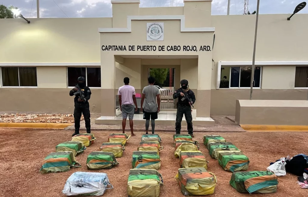 Autoridades frustran intento de introducir 548 paquetes de cocaína por las costas de Pedernales