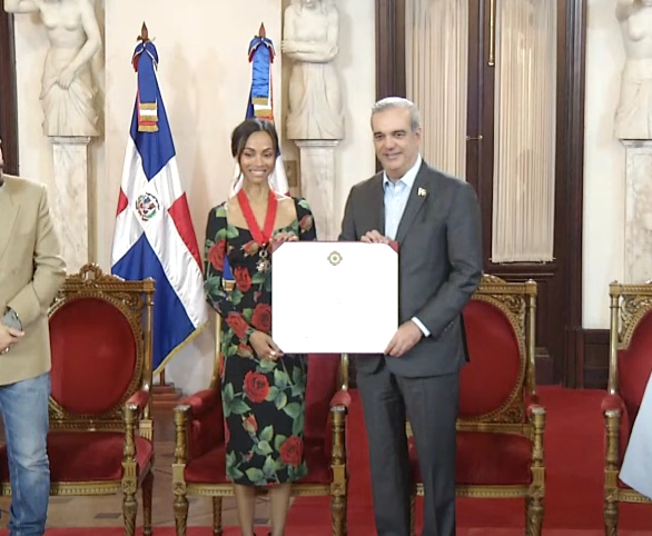 Zoé Saldaña Recibe la Orden Heráldica de Cristóbal Colón en Grado de Comendador