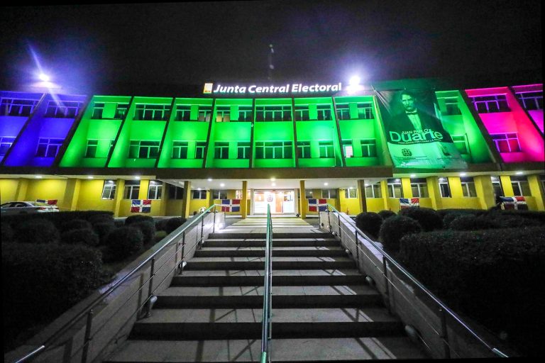Junta Central Electoral ilumina su sede en apoyo al Día Mundial de las Enfermedades Raras