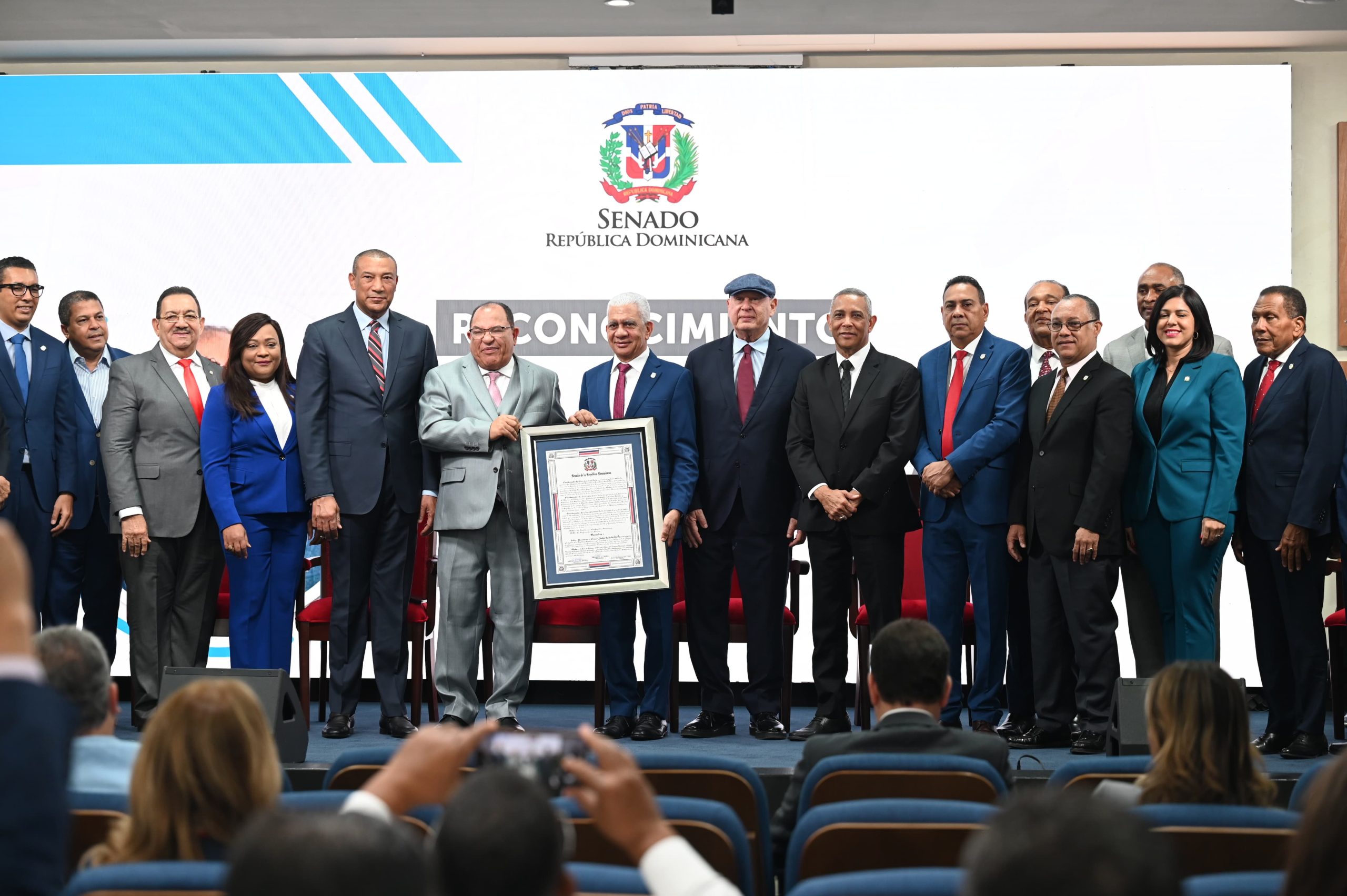 Senado Reconoce a César Cedeño por Legado en el Deporte