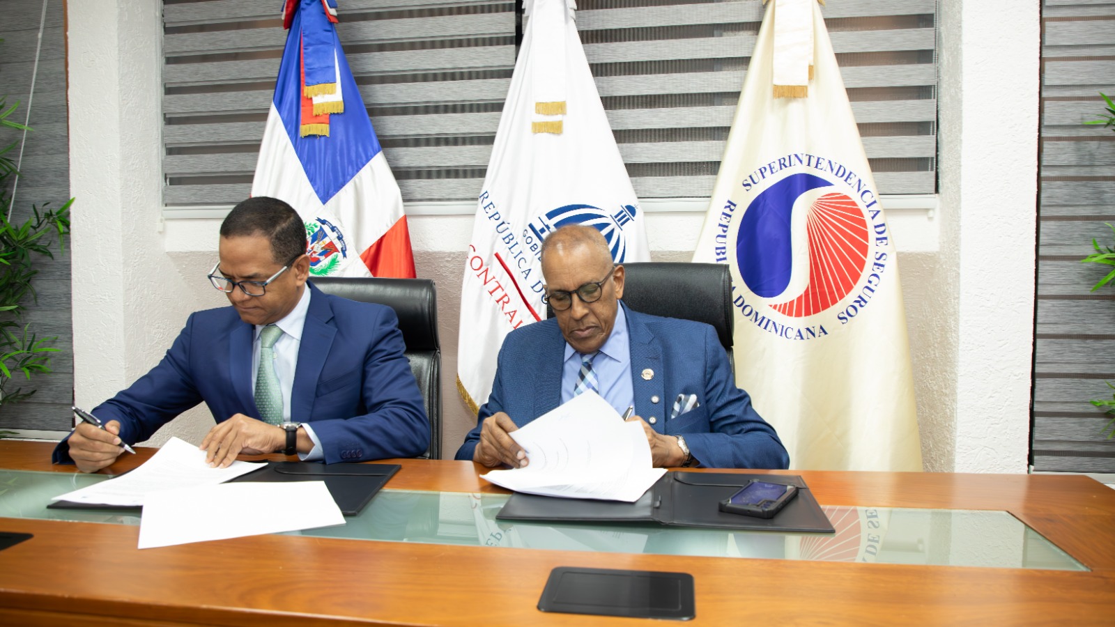 Contraloría y Superintendencia de Seguros Firman Convenio para Fortalecer la Supervisión y Transparencia