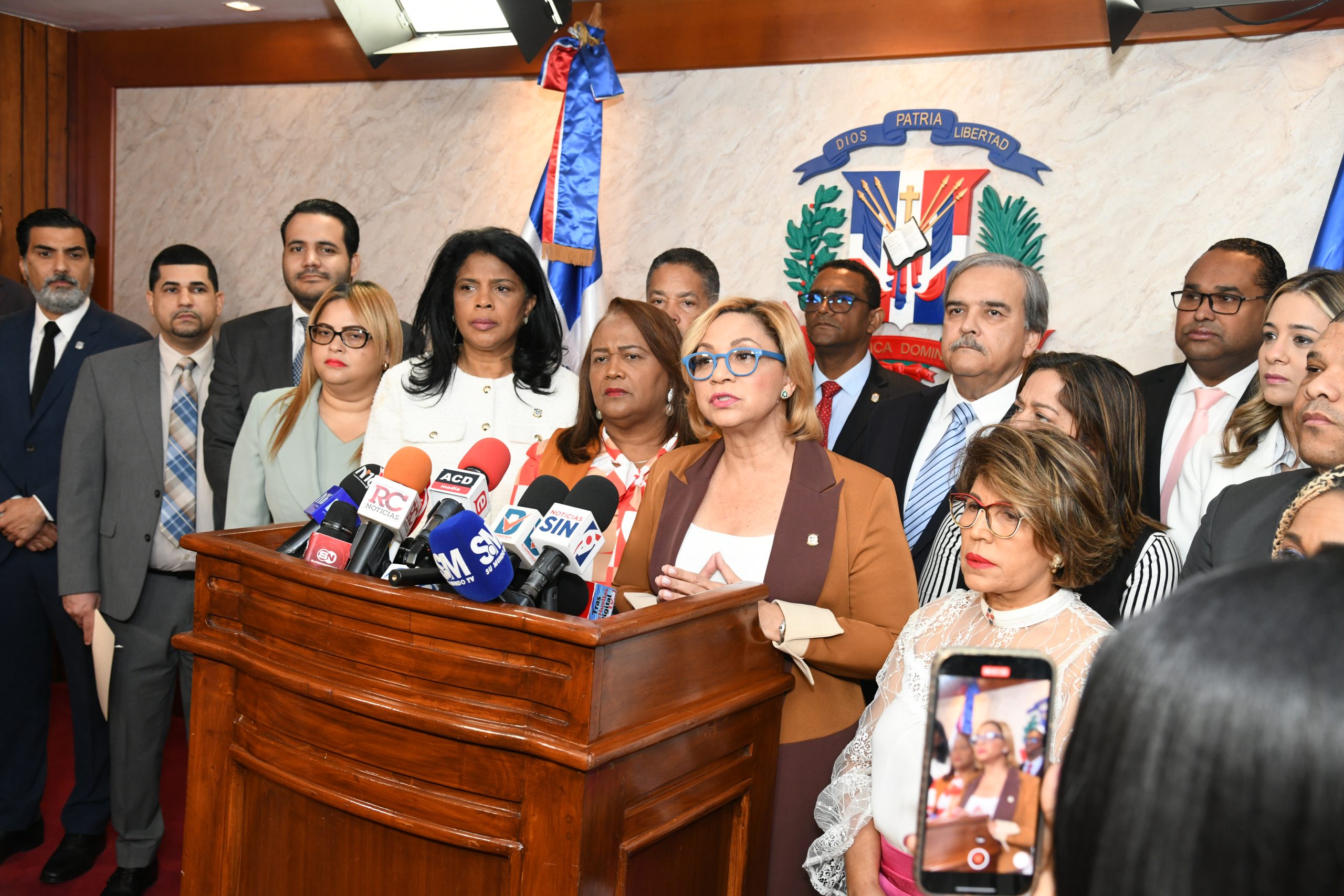 Diputada Soraya Suárez Recibe Anteproyecto de Código Penal Impulsado por la Sociedad Civil