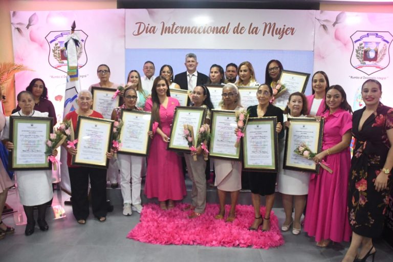 Juan López rinde homenaje a mujeres ejemplares en emotivo acto por el Día Internacional de la Mujer