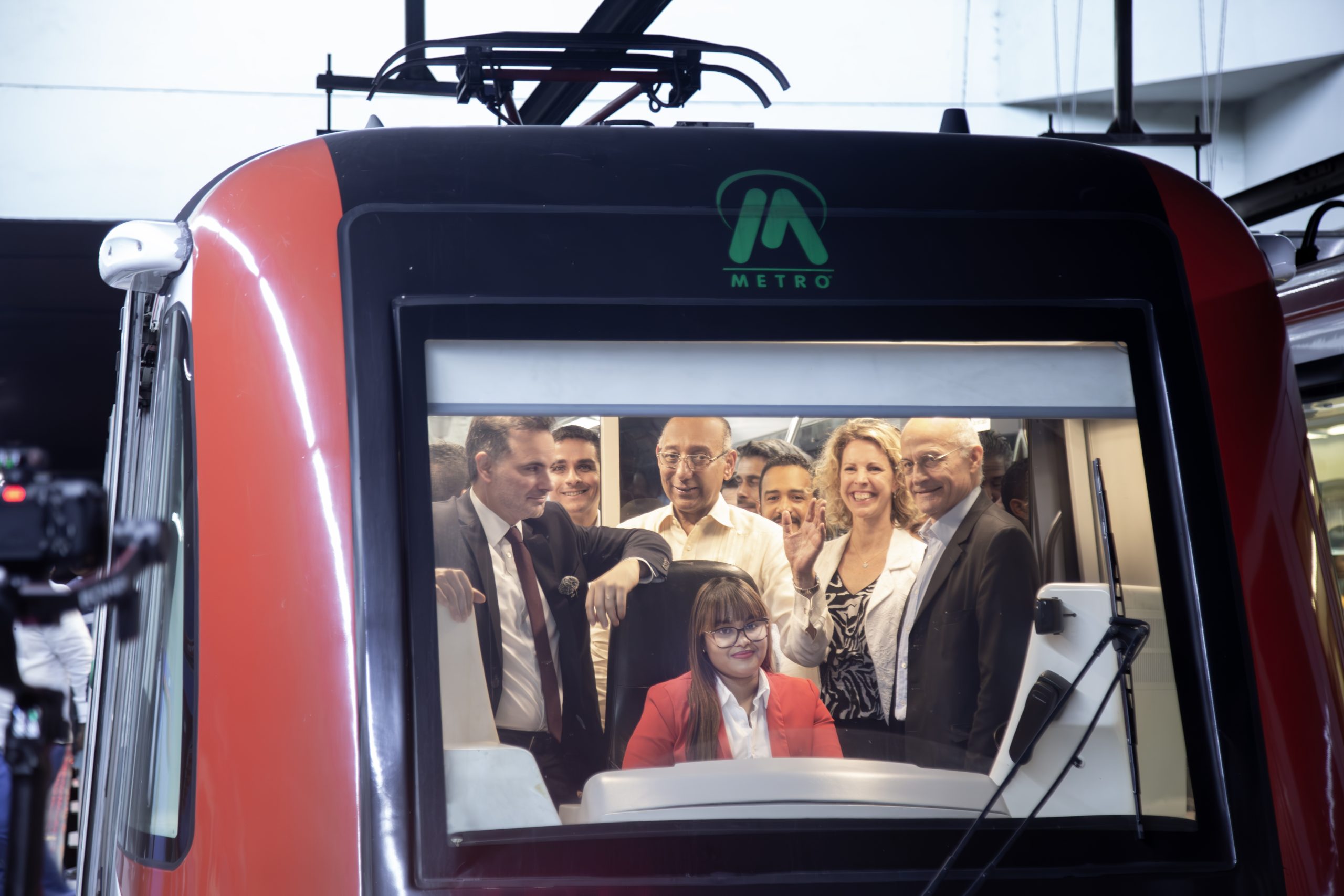 Ministro francés Laurent Saint-Martin viaja en el Metro de Santo Domingo
