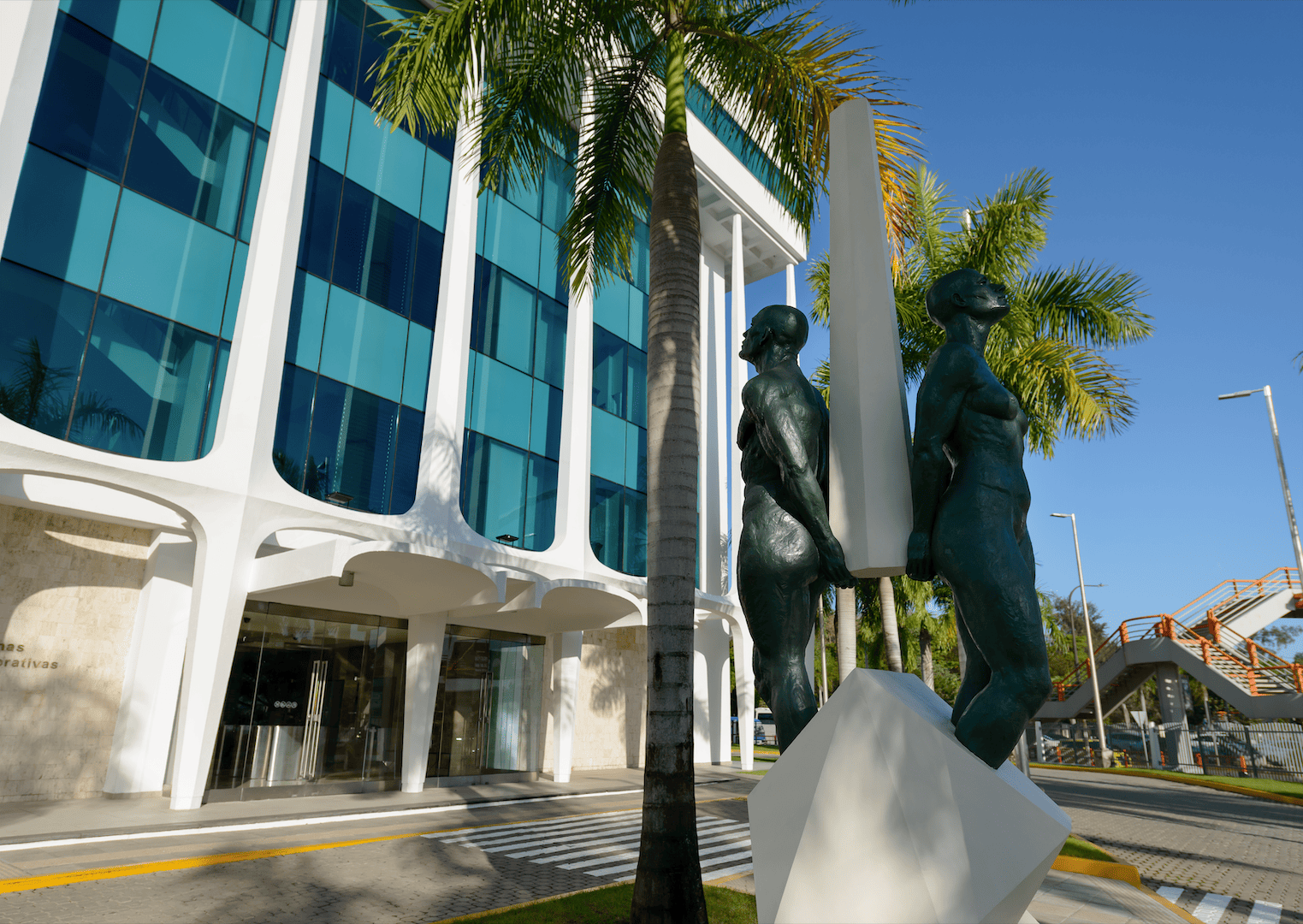 APAP enriquece el arte urbano con la escultura "Cimientos" en su Paseo de las Artes