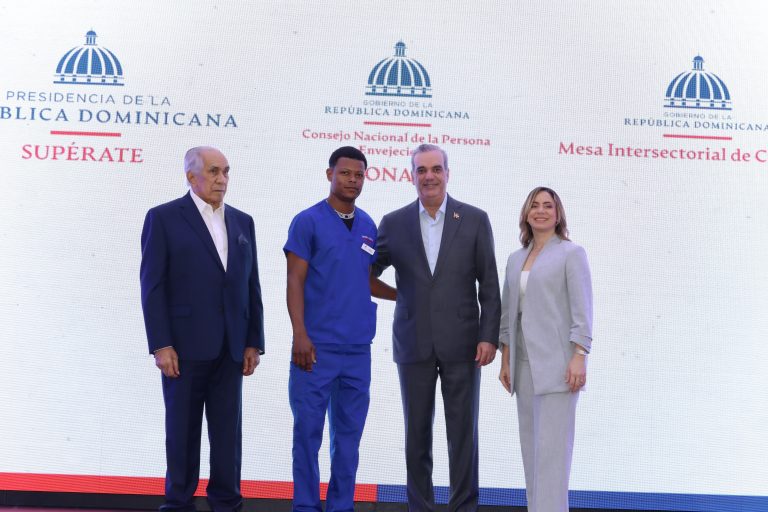 Supérate fortalece programa de Cuidados con más de 100 nuevos pasantes en centros para adultos mayores