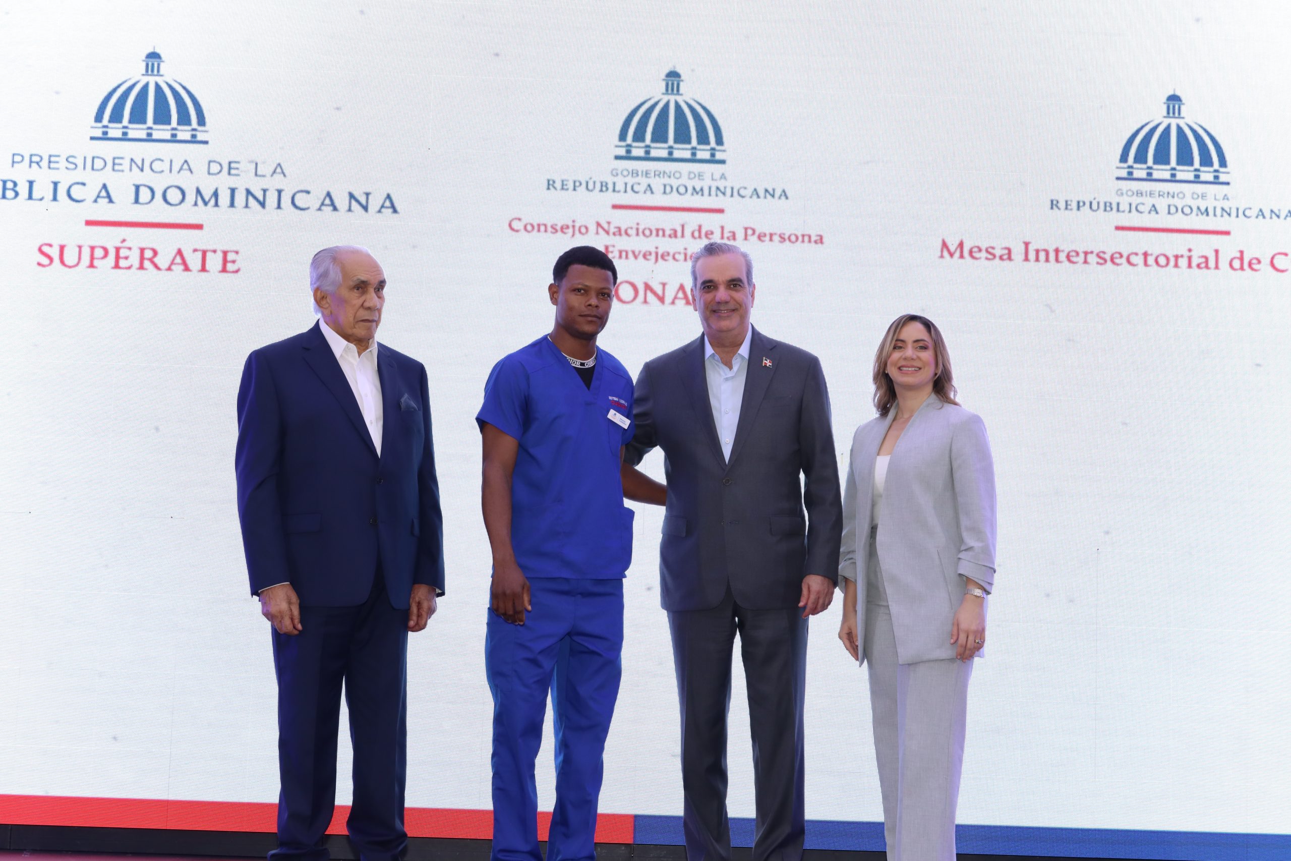 Supérate fortalece programa de Cuidados con más de 100 nuevos pasantes en centros para adultos mayores