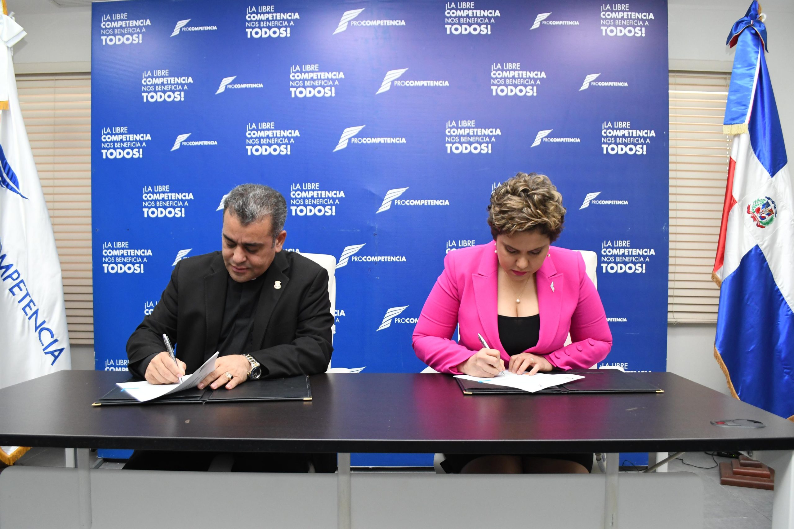 Pro-Competencia y UCNE firman acuerdo para impulsar la cultura de competencia en la educación superior