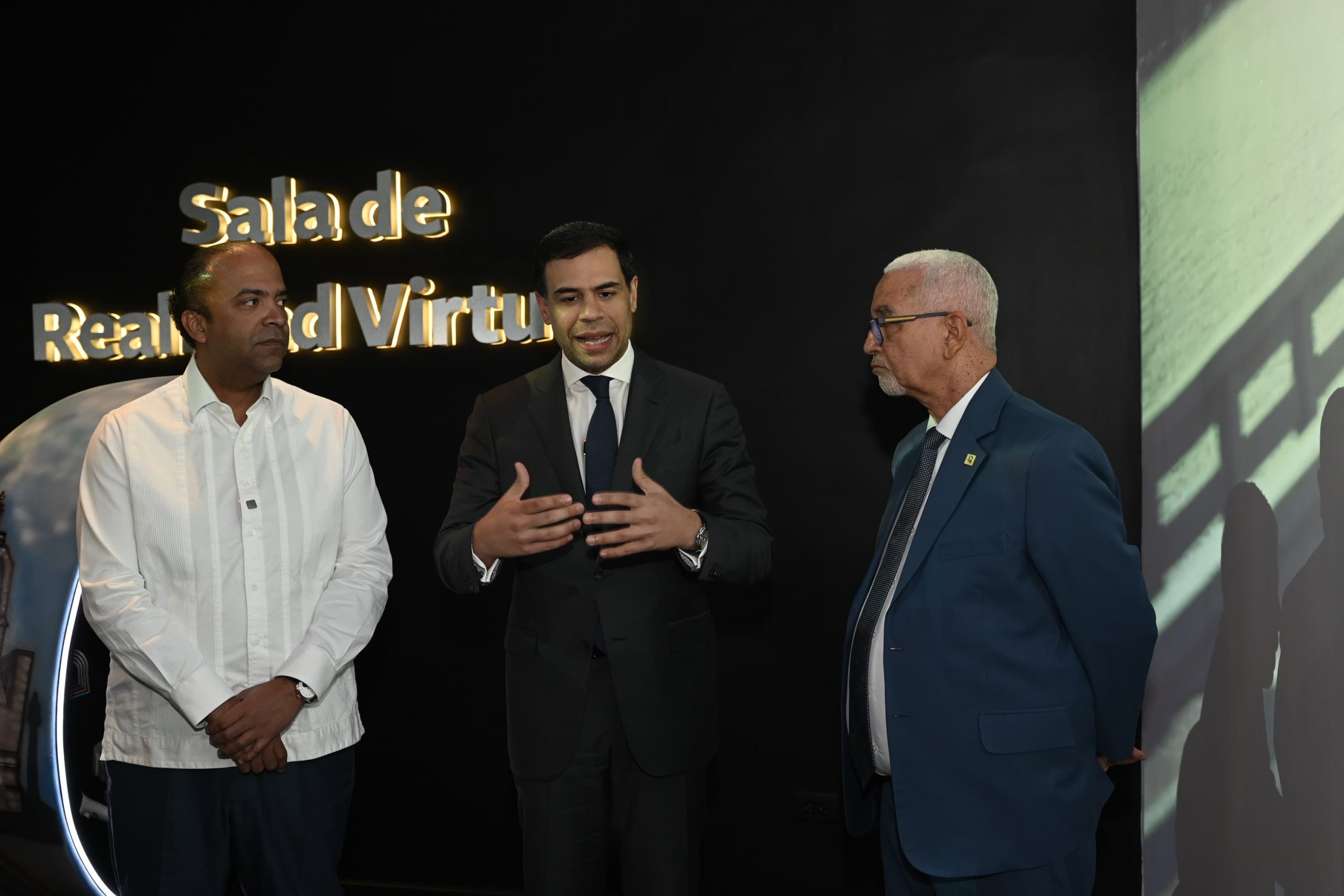 Roberto Ángel Visita Centro Cultural Banreservas