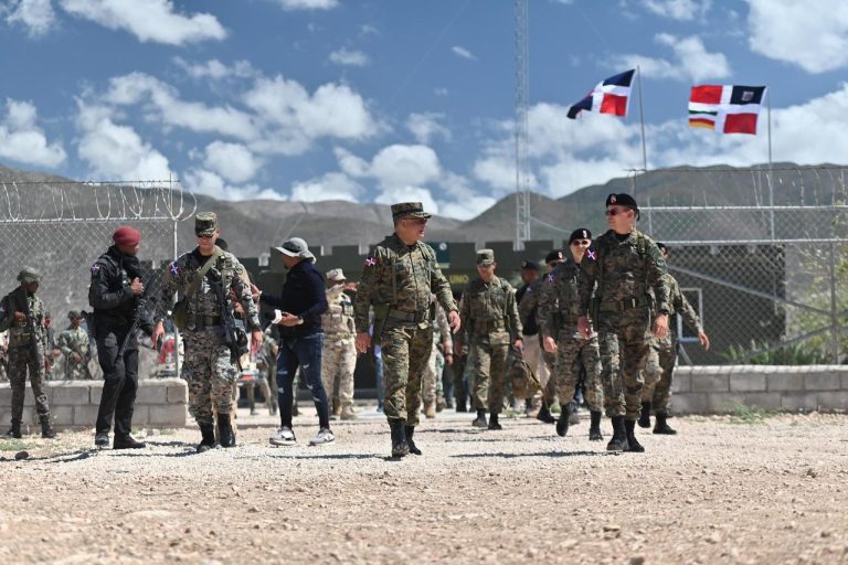 Ministro de Defensa supervisa frontera y anuncia avances en la verja perimetral
