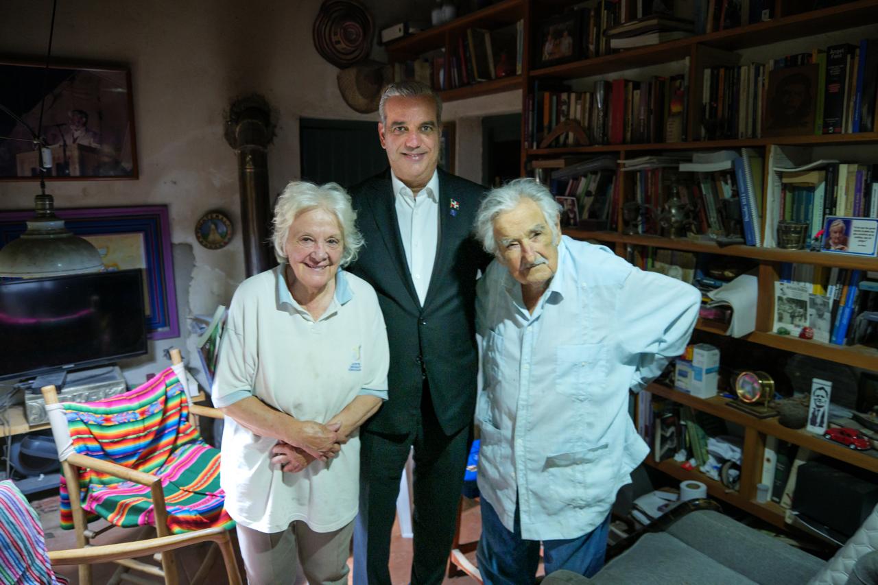 El presidente Luis Abinader visita a José "Pepe" Mujica en su residencia durante su estancia en Uruguay.