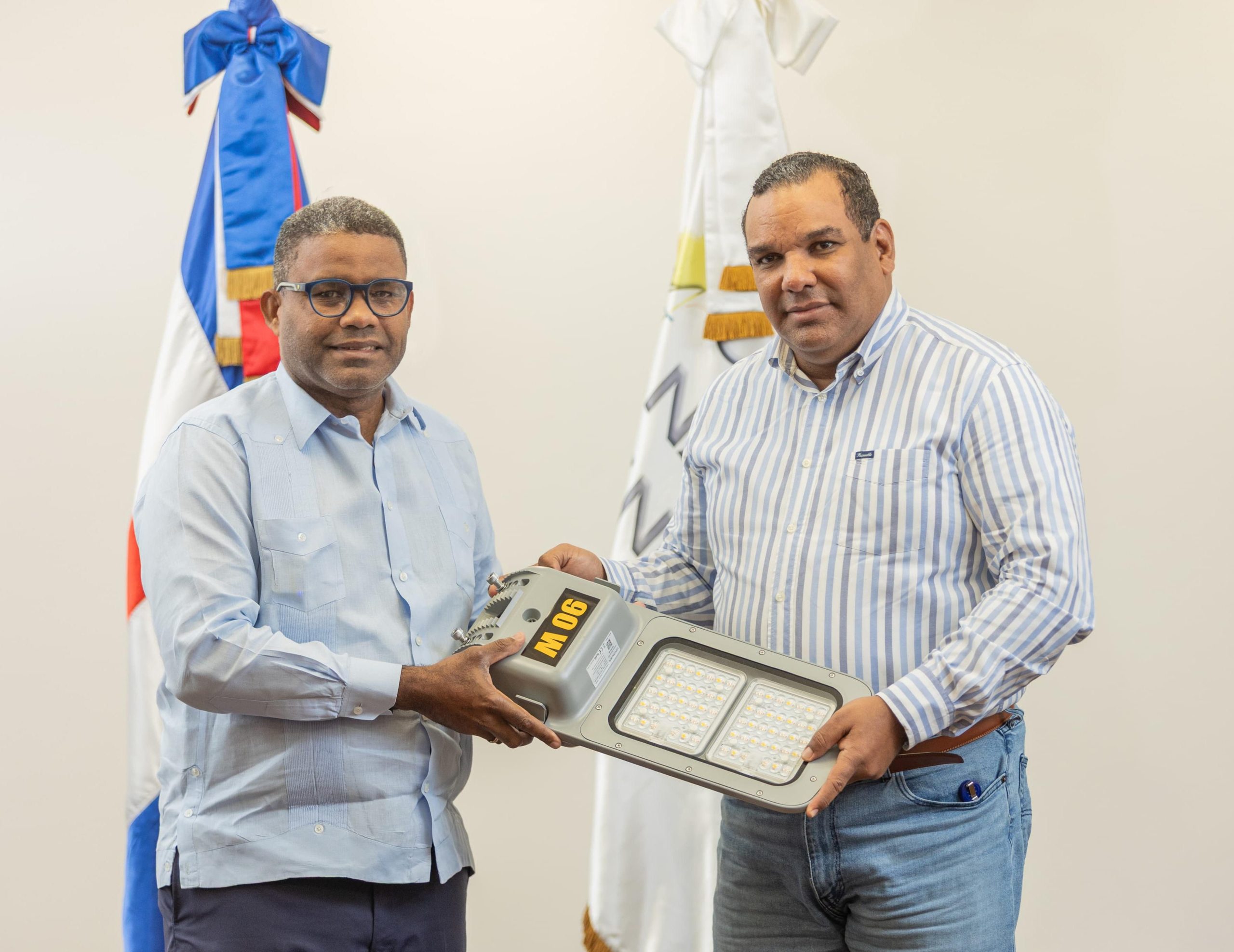 CNE y PROPEEP Instalan 50 Lámparas LED en Sabana Perdida Norte