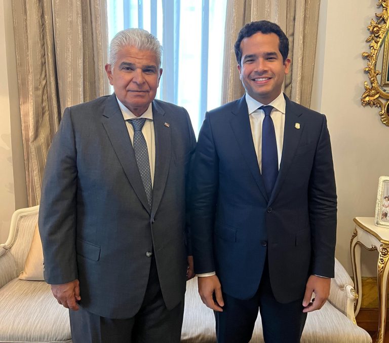 Omar Fernández habla con presidente de Panamá temas de interés común