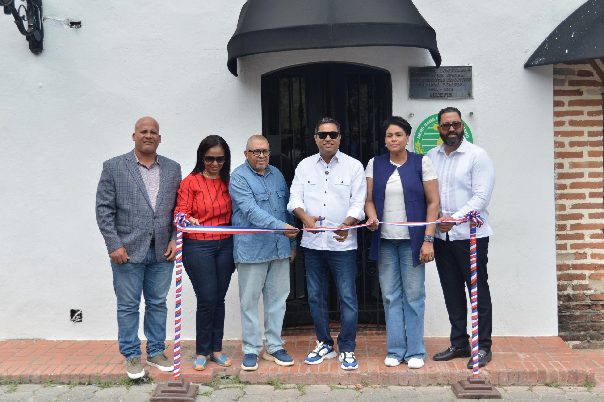 Ministro de Deportes Kelvin Cruz entrega remodelación de oficinas de la ACD