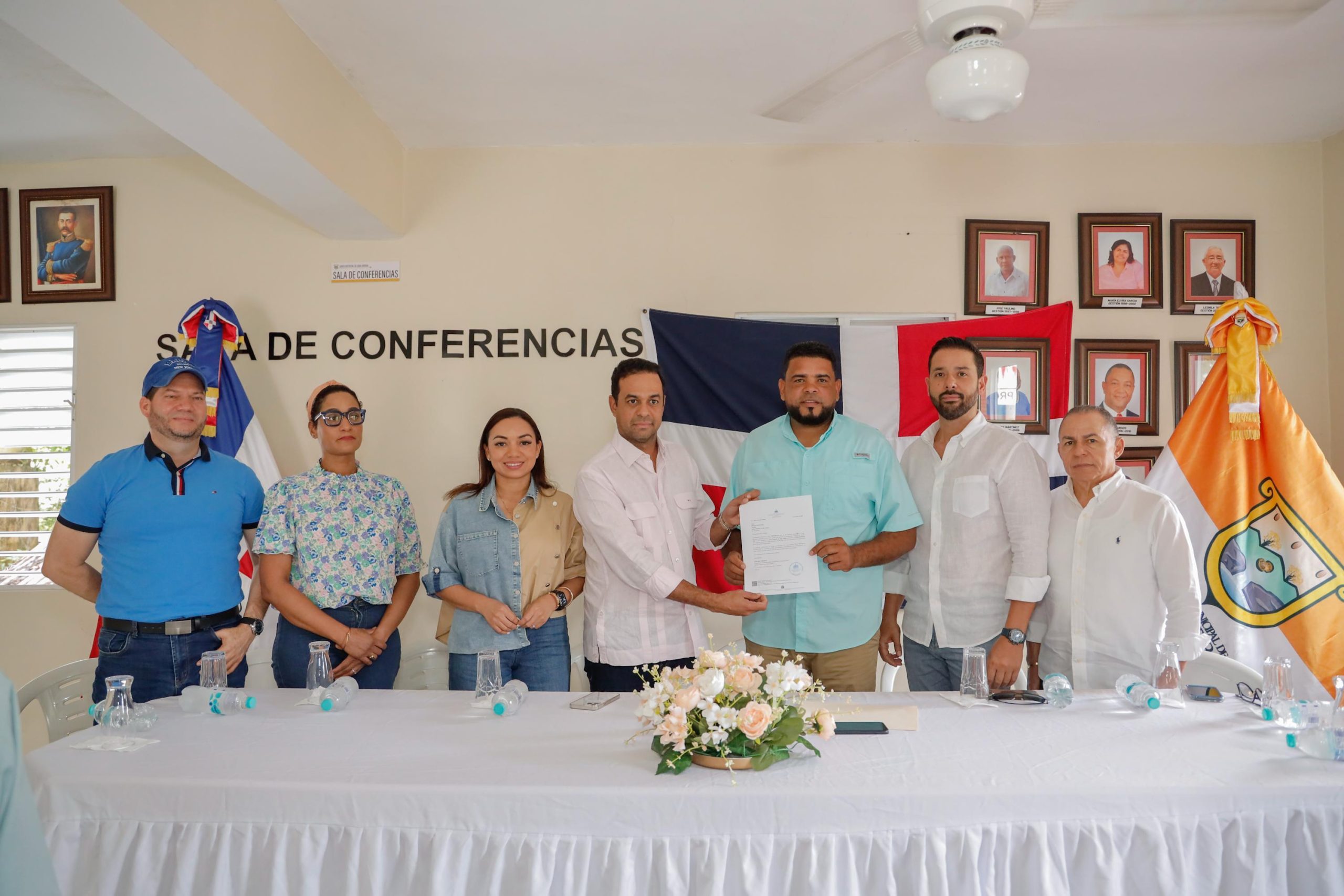 Gobierno entrega certificaciones de fondos para obras en Gaspar Hernández y distritos municipales