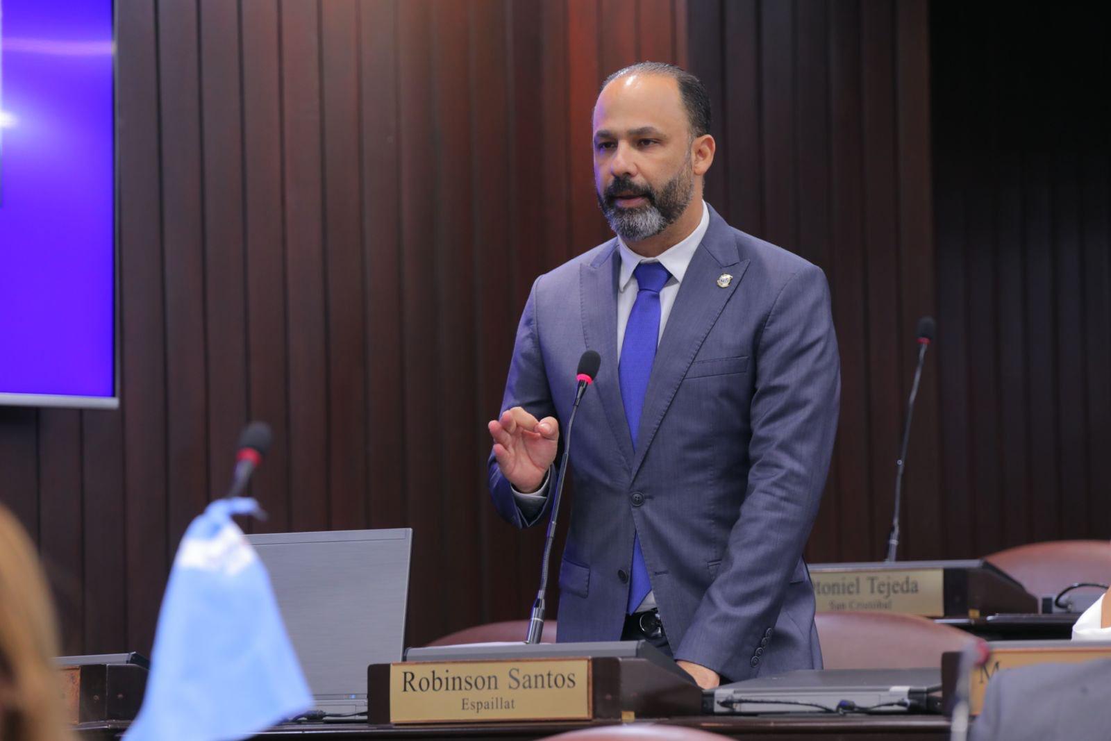 Diputado propone aumento en cobertura de medicamentos para afiliados al Seguro Familiar de Salud