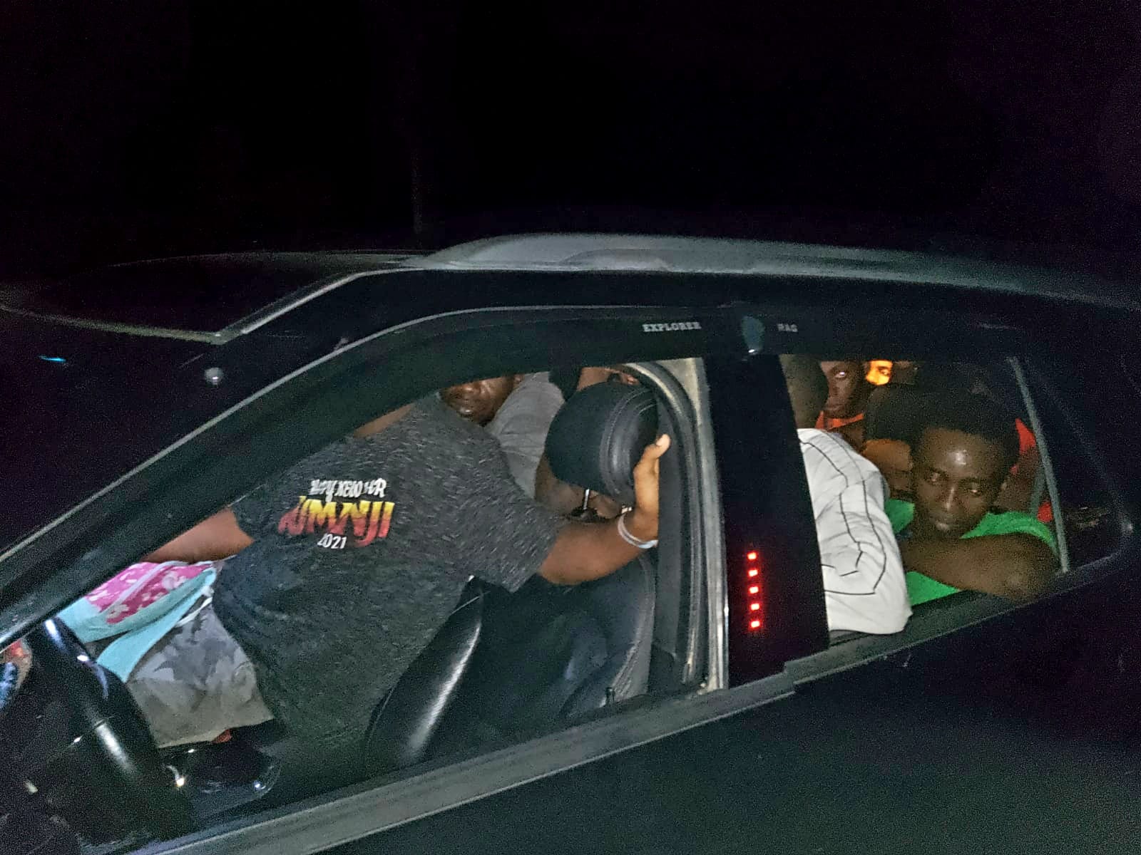 Interceptan vehículos y motocicletas con indocumentados en San Juan y Montecristi