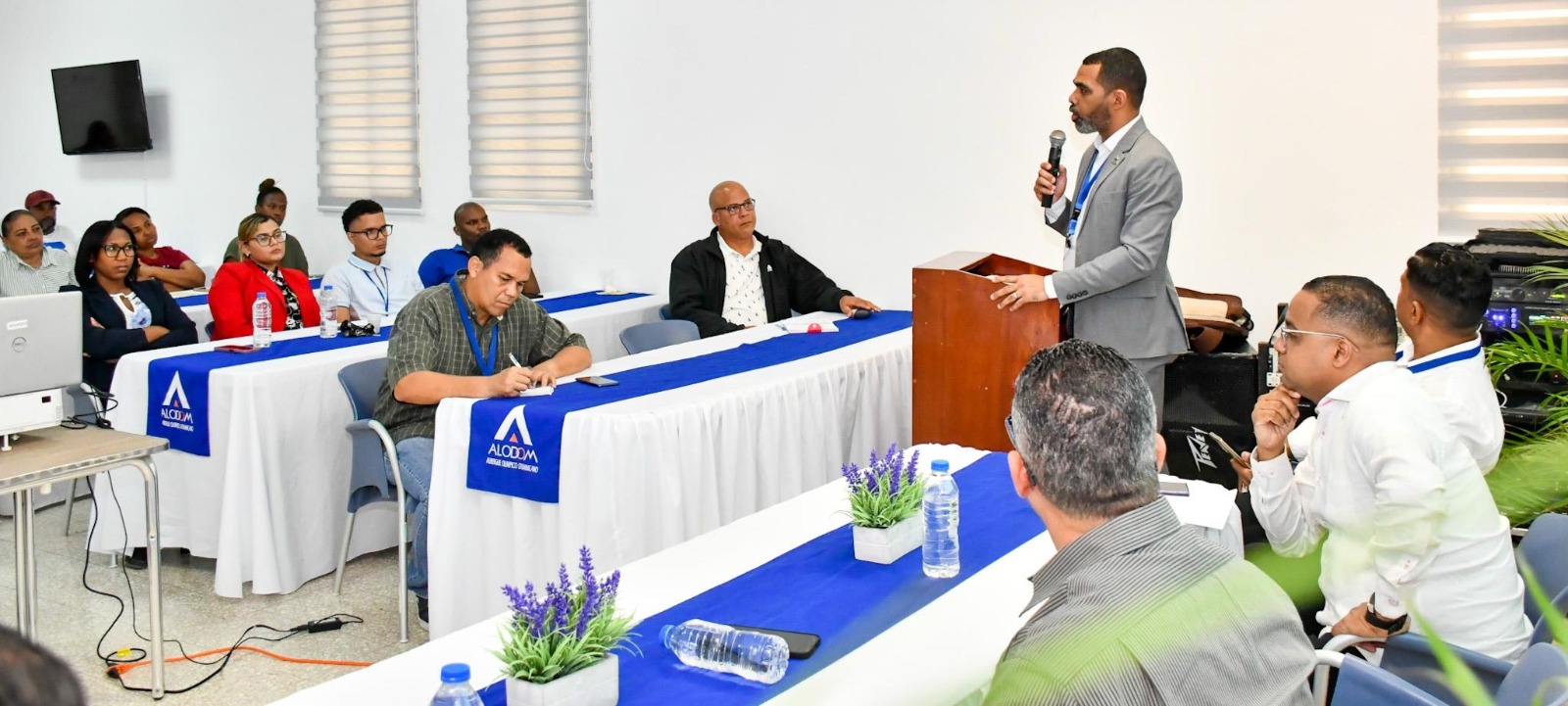 MIDEREC fomenta la ética y la transparencia en charla para el personal de Alodom